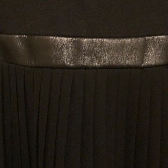 Anne Klein dress with chiffon pleats - Picture 2 of 6